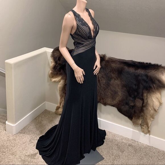 Black Plunge Neck Sleeveless Prom Gown - Picture 5 of 10